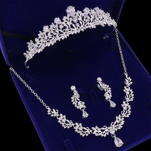 Elegant Silver Tiara and Necklace Set